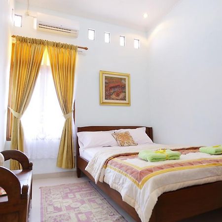Griya Kedasih Guesthouse Yogyakarta Exterior photo